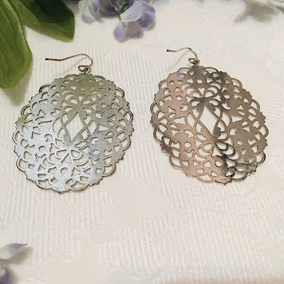 🎀Large Express Silver Lace Earrings🎀 - Picture 6 of 7
